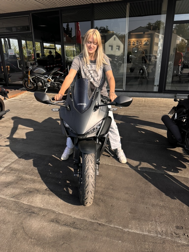 Emily mit ihrer Honda
