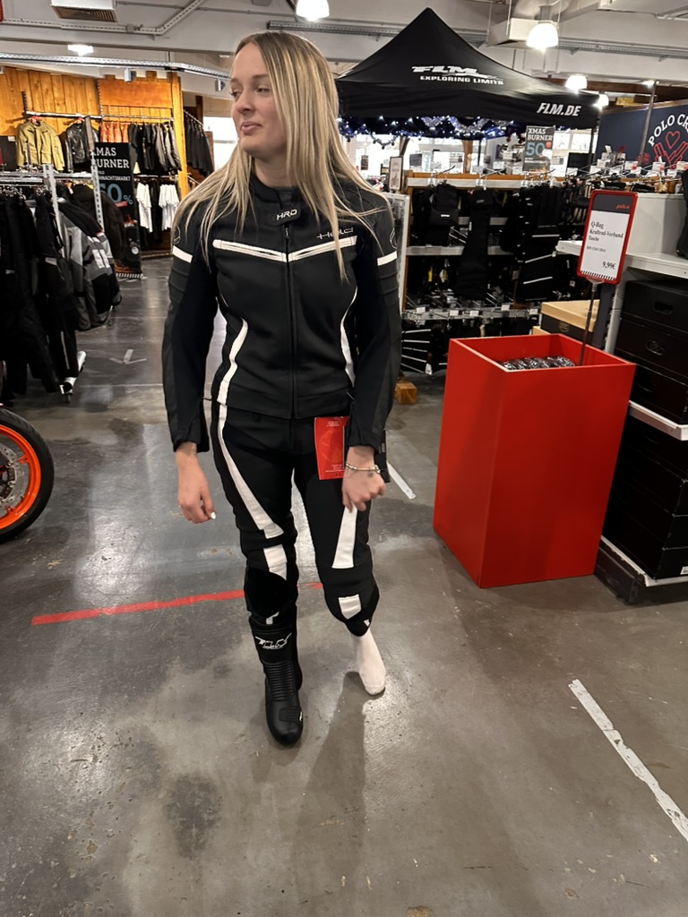 Emily in Lederkombi